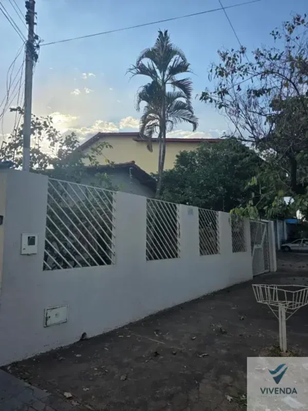 Se você procura uma casa com espaço, conforto e um amplo quintal, esta pode ser ...