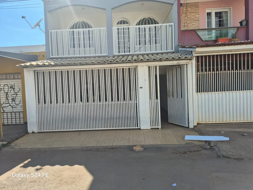 ALUGA-SE APARTAMENTO NA QNL 16Apartamento confortável e bem localizado!Obs: Alug...