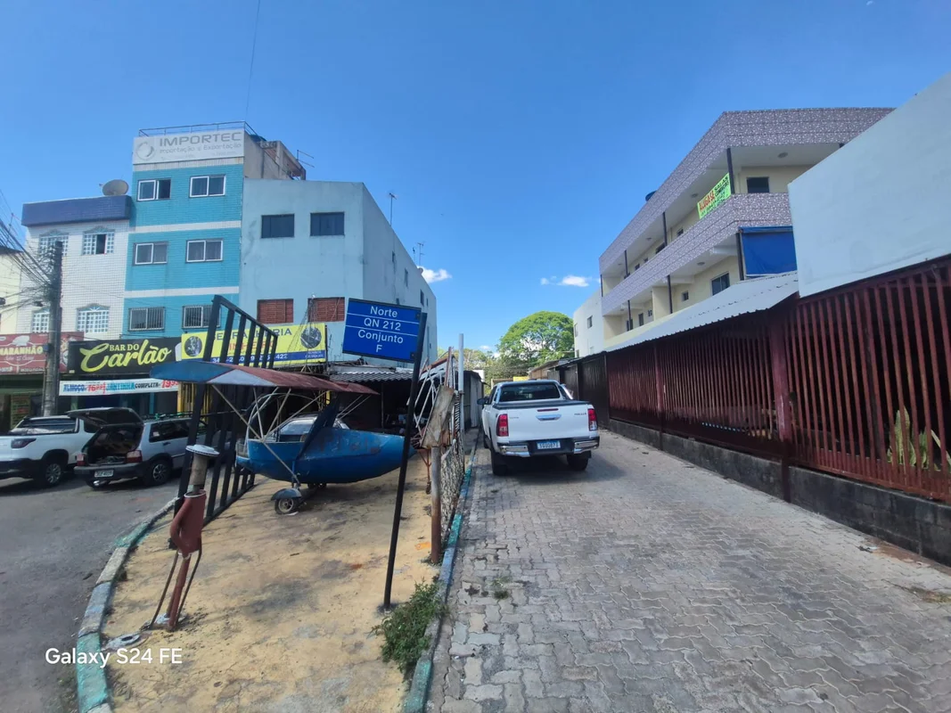 Alugo Sala Comercial de 50 metros na QR212 de Samambaia Nortecom varanda, cerami...