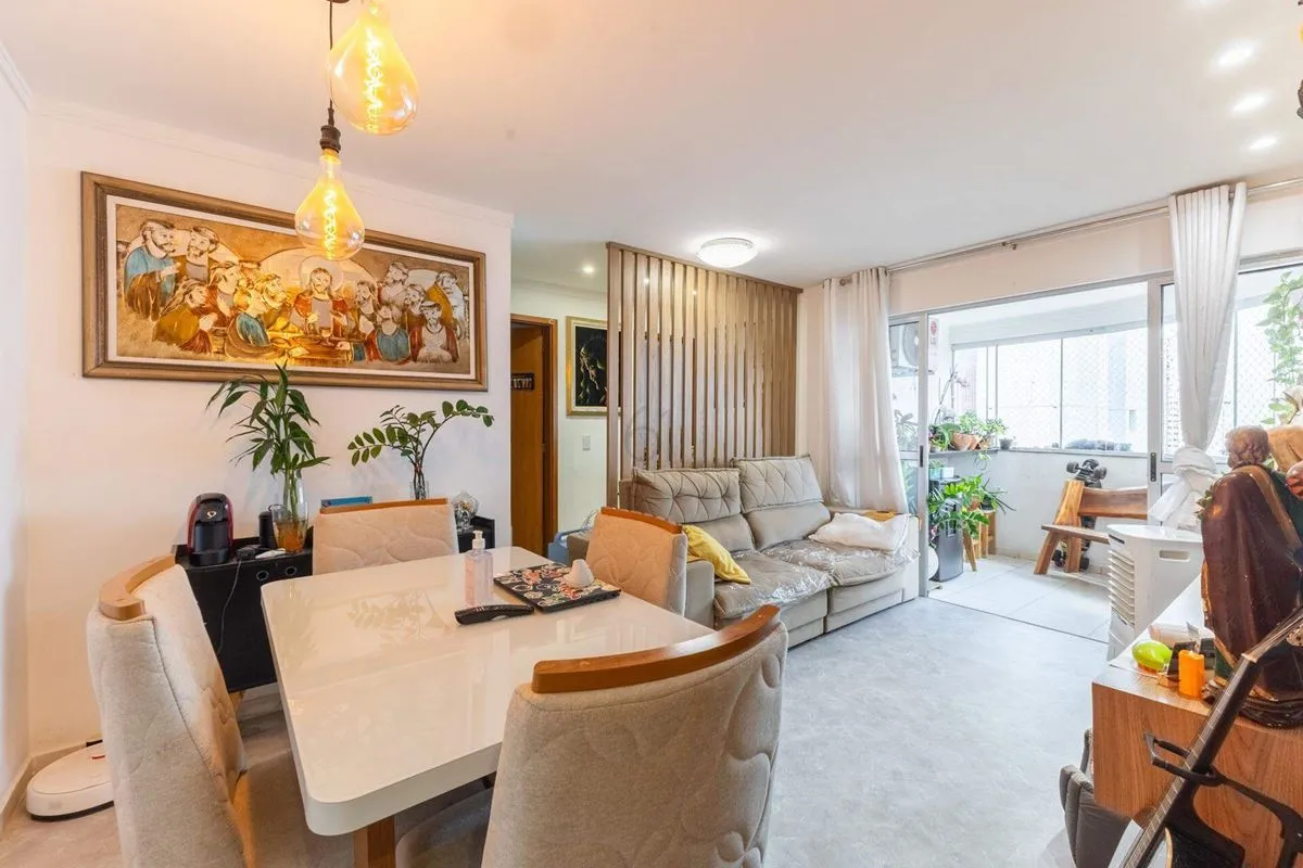 Este apartamento residencial de 02 quartos está em uma quadra com pracinha, em u...