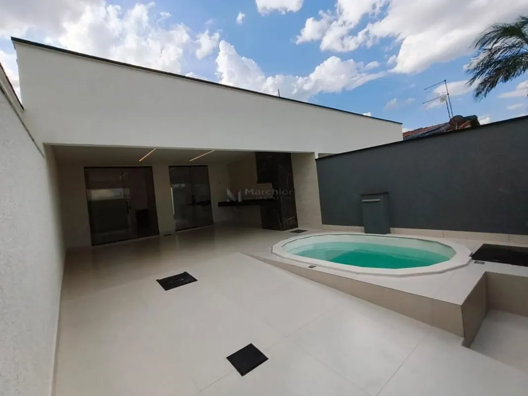 CASA 3 QUARTOS COM SUÍTE, CLOSET E PISCINA À VENDA NO JARDIM CANEDO 2 SENADOR CA...