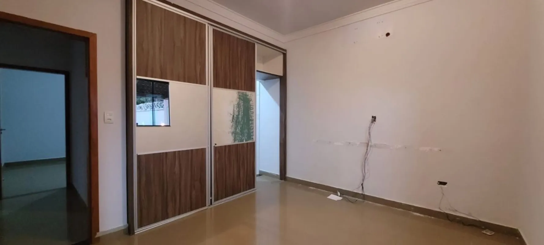 CASA À VENDA – SETOR ALTO DO VALE | GOIÂNIAImóvel amplo e bem distribuído, ideal...