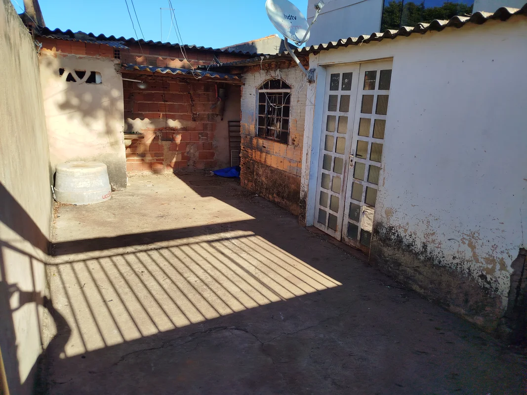 Excelente Lote de esquina com duas casas, na Quadra 310 do Recanto das Emas -DF....