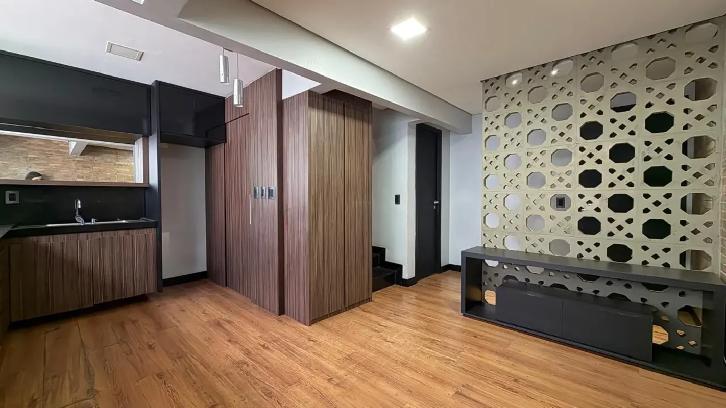 DÚPLEX REFORMADO | 1 QUARTO + CLOSET + HOME OFFICE | 69M² | 1 VAGA COBERTAUm imó...