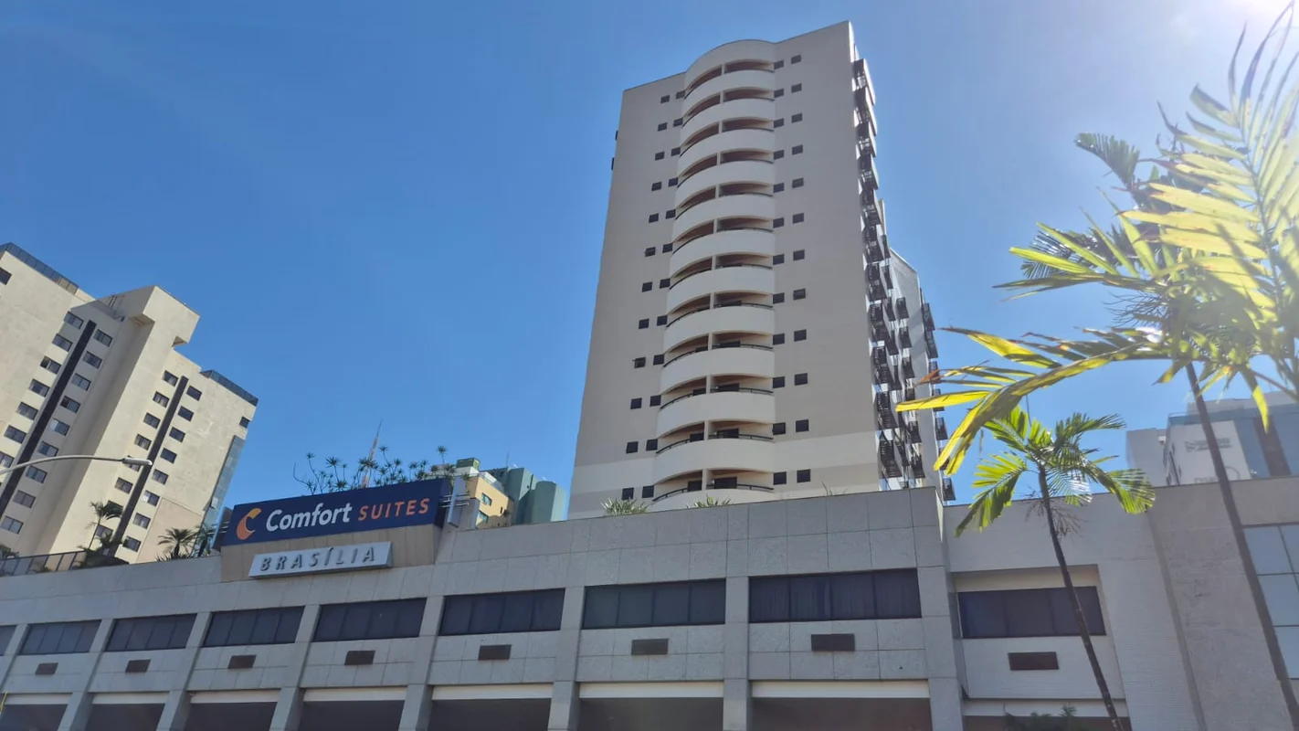 Situado na SHN Quadra 04 Bloco B, ASA NORTE, Brasília, o Confort Suites oferece ...