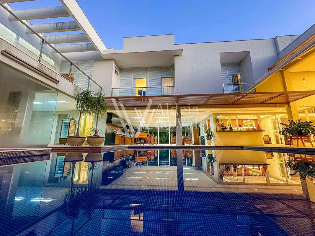 Uma propriedade onde a arquitetura imponente e o design de interiores se integra...
