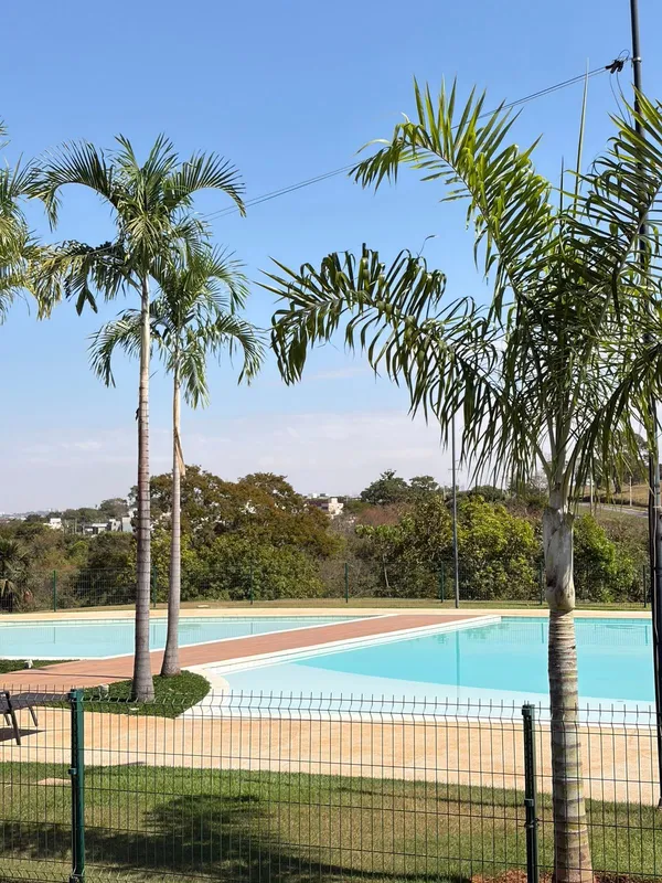 Lote quitado à venda no condomínio Jardins Parma, localizado em Senador Canedo. ...