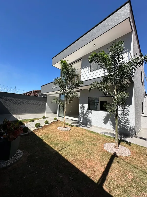 - Sobrado para venda no Parque das Amedoeiras em Goiânia- 3 suítes sendo 2 suite...