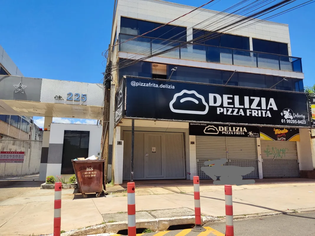 Lote em área nobre com prédio, lojas e casa prontos para serem habitados e utili...