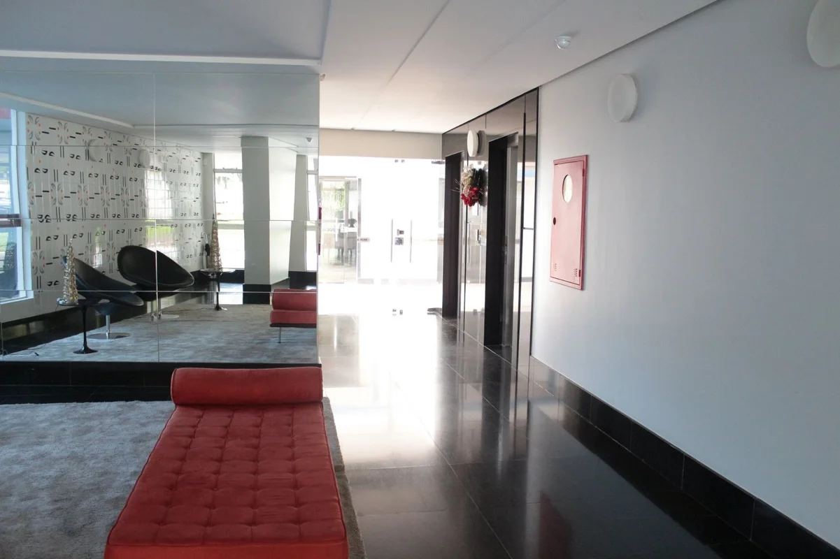 Excelente Apartamento, Reformado, Espaçoso e bem Localizado.Em amplo Espaço com ...