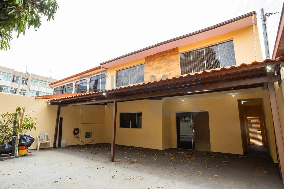 Excelente casa reformada, construída em lote de 200 m², com aproximadamente 320 ...