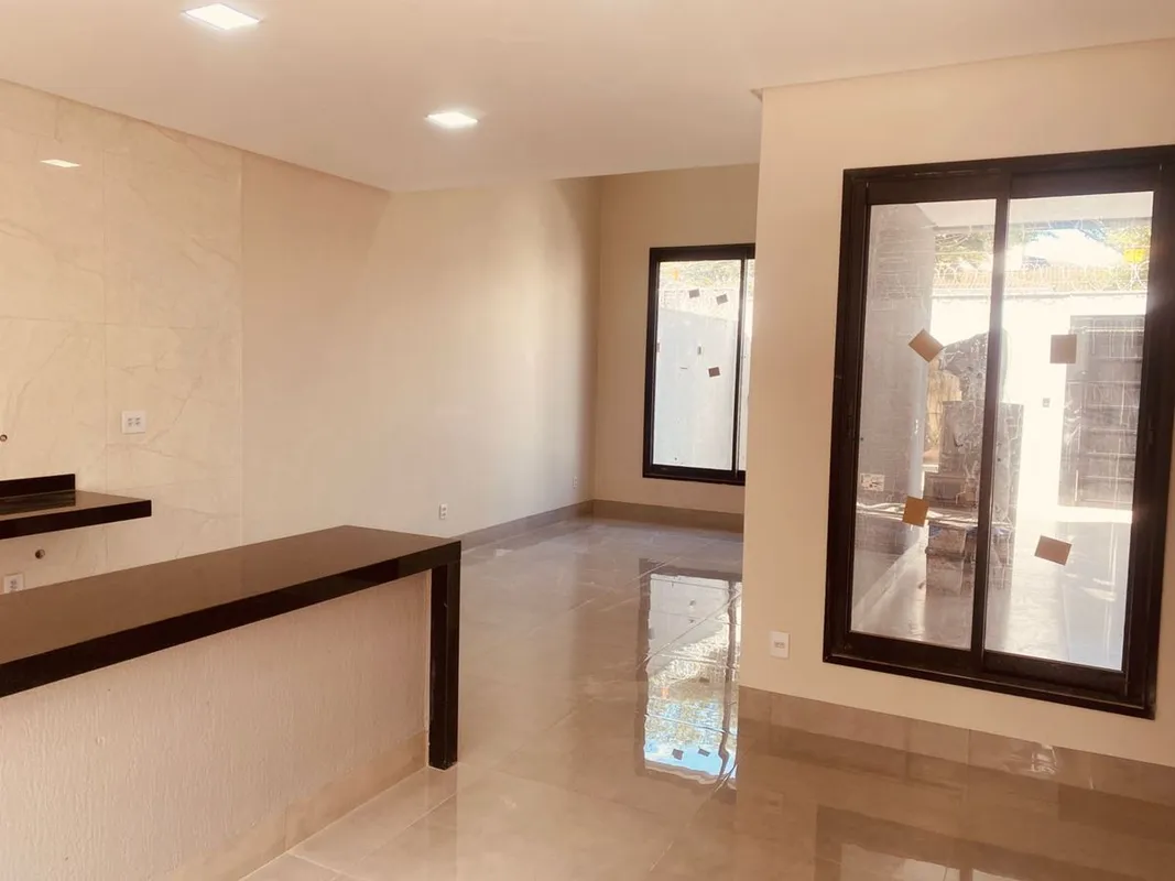 SALA COM PÉ DIREITO DUPLO INTEGRADA COM COZINHA, COM 3 QUARTOS SENDO 1 SUÍTE, BA...