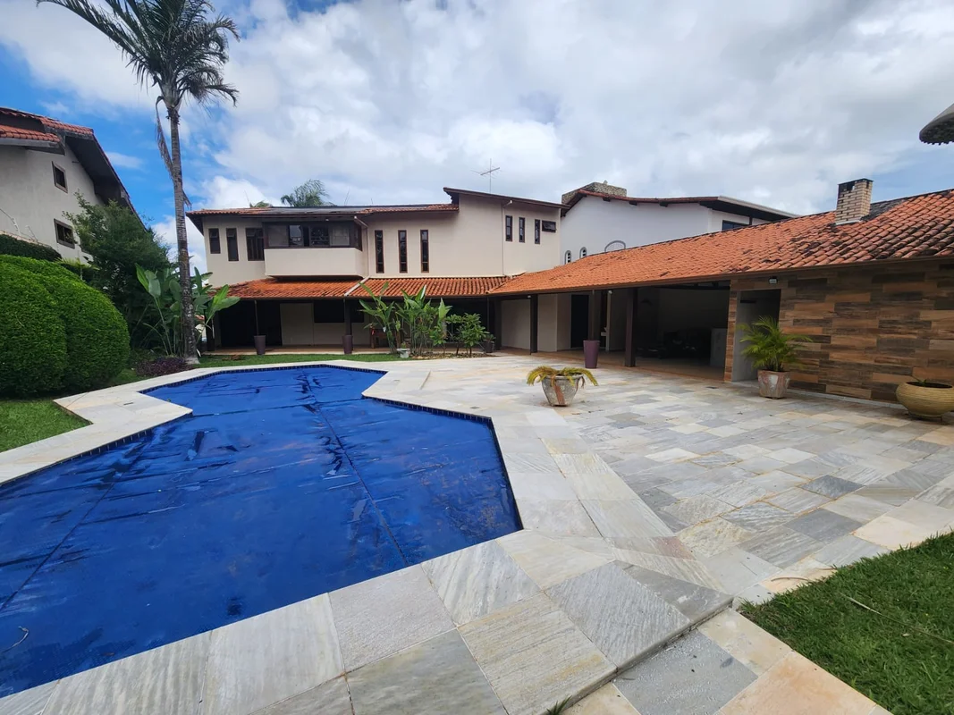 Linda casa reformada na QI 8 do Lago Norte possuindo:- 6 suítes com armário, ar ...