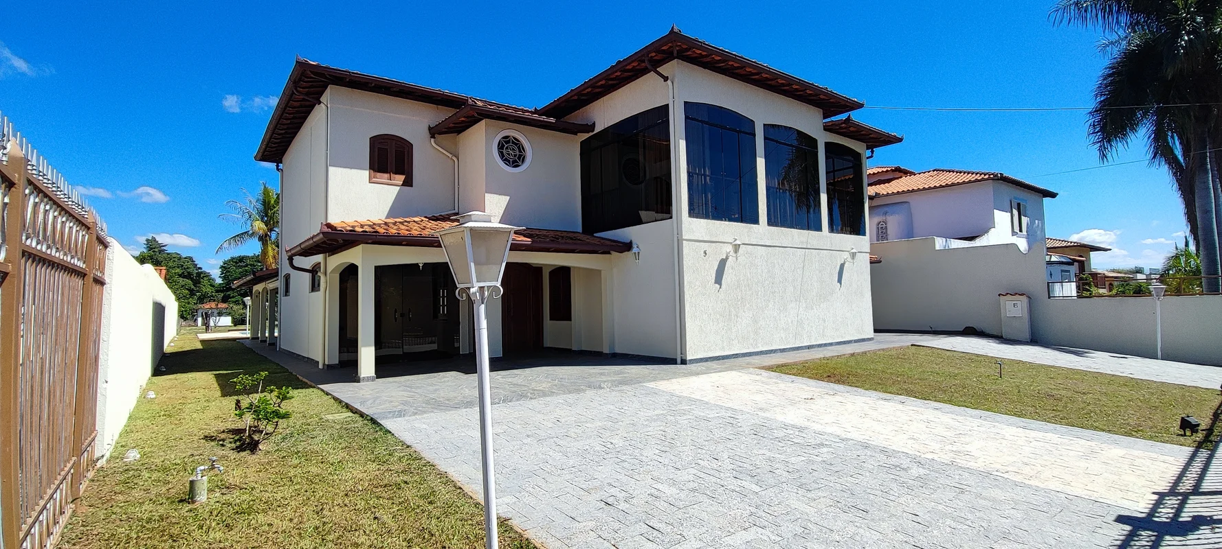 Lindo sobrado numa localização privilegiada Lago Sul Brasília-DFJÁ ESTÁ ALUGADO!...