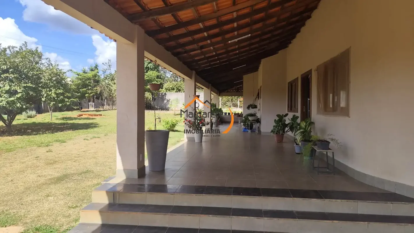 Imobiliária Margarete Corrêa vende excelente casa de 4 suítes em chácara no Estâ...