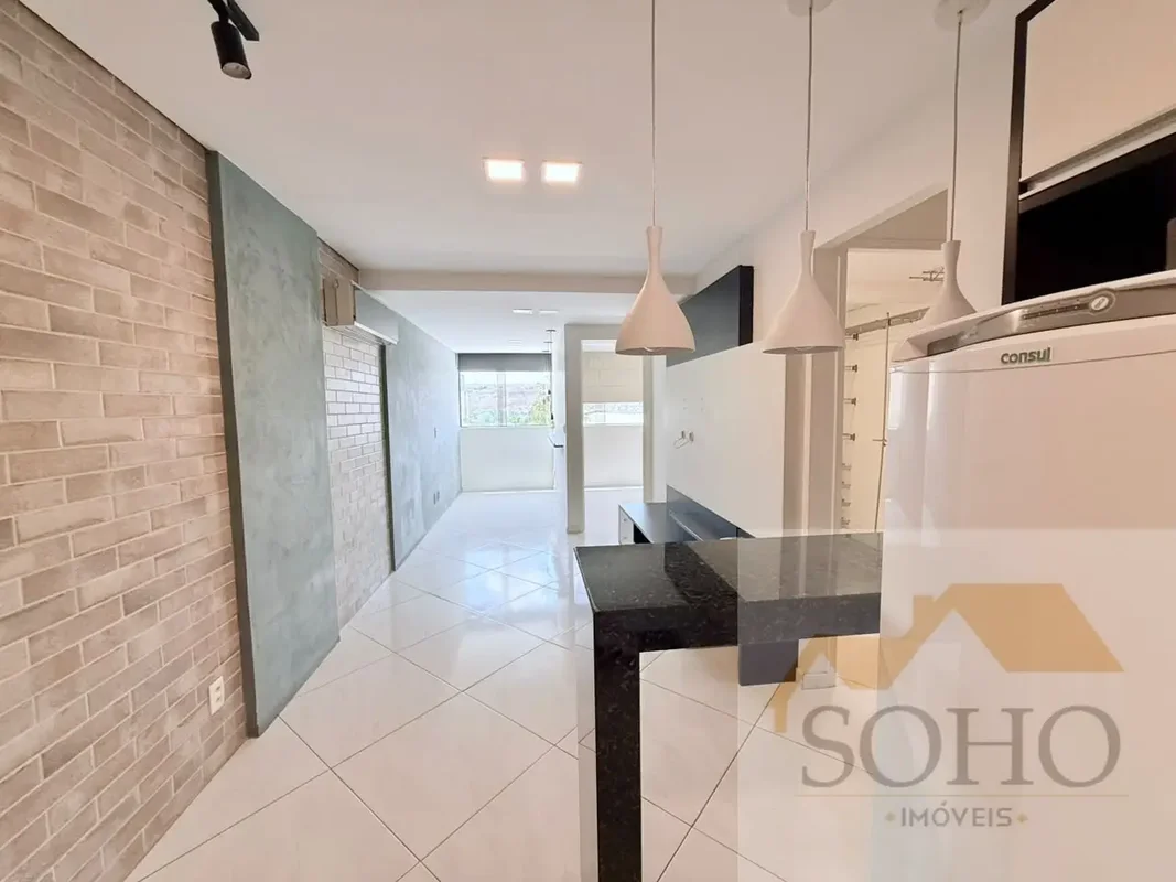 SOHO IMÓVEIS ALUGA APARTAMENTO PARCIALMENTE MOBILIADO COM 60m², DIVIDIDO EM SALA...