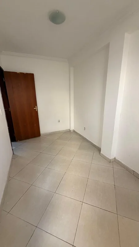 Madel aluga apartamento de 2 quartos.DESCRIÇÃO:apartamento de 2 quartos, sala, c...