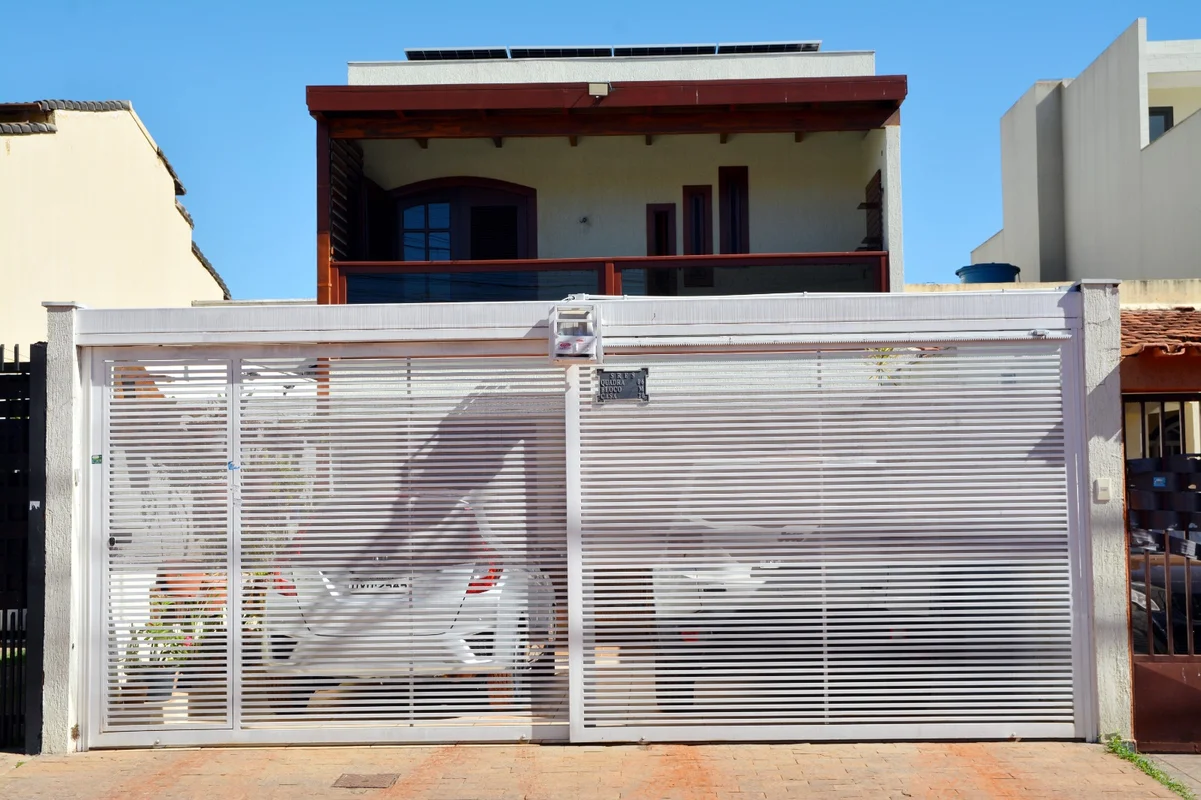 LINDO SOBRADO À VENDA - 5 SUÍTES (400m²) COM ENERGIA SOLARExcelente sobrado novo...