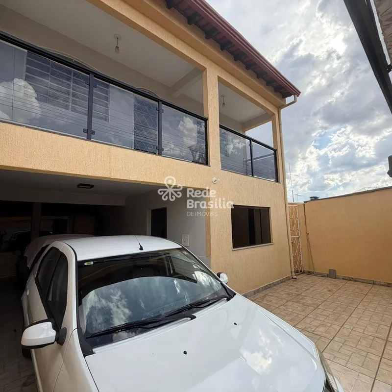 Excelente casa com 144 m² de lote e aproximadamente 210 m² de área construída, o...
