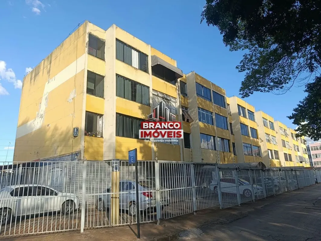 Branco Imóveis - Aluga apartamento na QI 08, Bloco E, excelente localização próx...