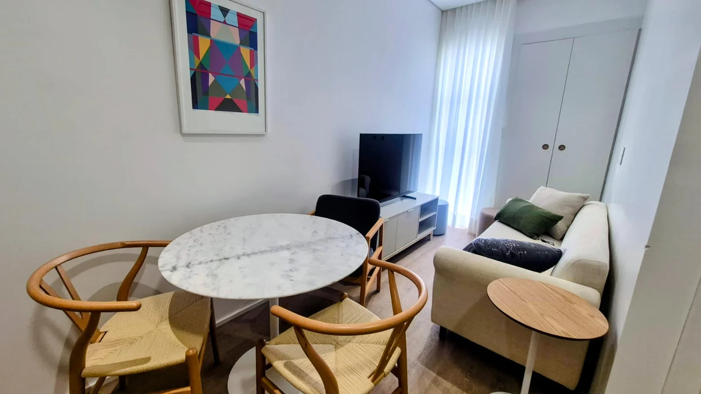 Descubra conforto e praticidade em uma kitnet-studio totalmente reformada e mobi...