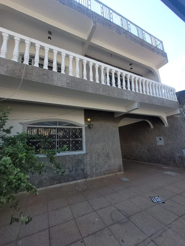EXCELENTE SOBRADO 3 QUARTOS COM ÁREA DE LAZER NO TERRAÇO- QE 42 a localização é ...