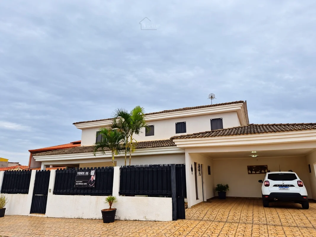 Casa com 560 m² construídos em dois terrenos no Condomínio Novo HorizonteEspaço ...