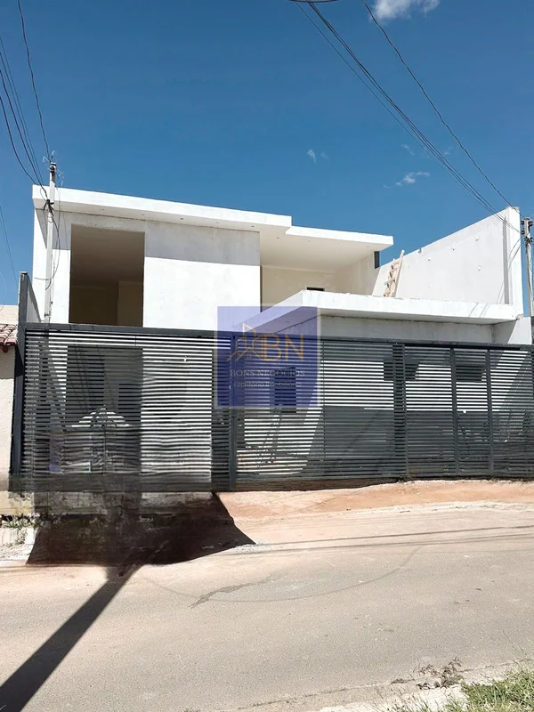 Conheça esta charmosa casa sobrado na QR 106 Conjunto 11, SAMAMBAIA SUL, DF, com...