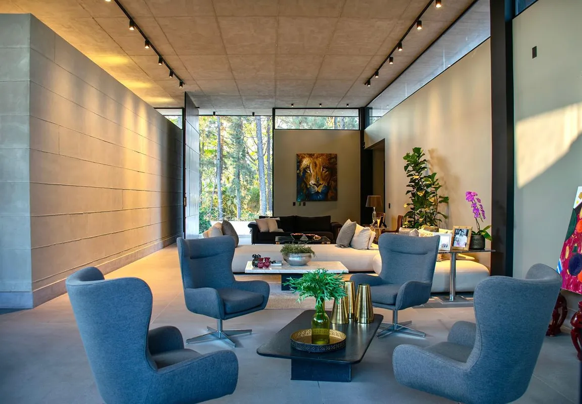 Exclusividade Naoum Imóveis na QI 19, Lago Sul. Casa térrea moderna, com ambient...