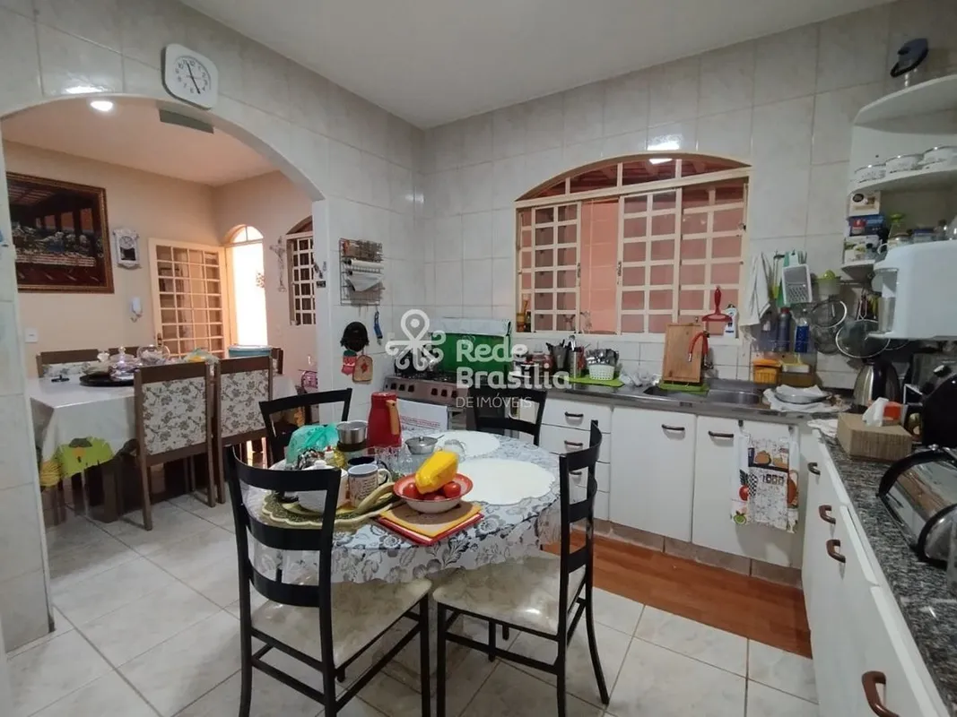 Detalhes do IMÓVEL:Área do Terreno: 300m²;Área Construída: 224m²;1º pisoSala;Sal...