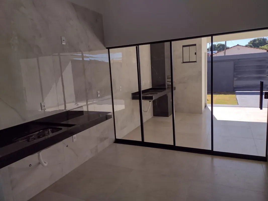 - Linda casa de 3 quartos- 3 suítes ( 1 plena e 2 no modelo americana)- Área gou...