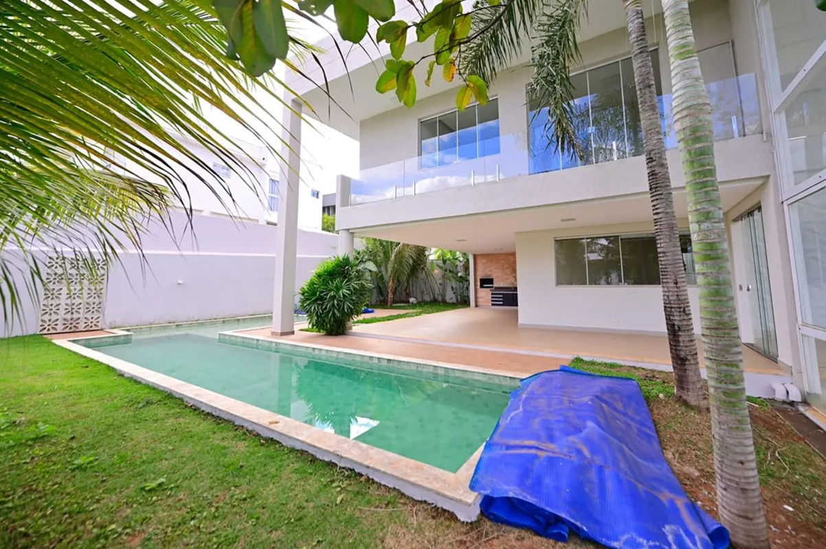Residência de alto padrão no Condomínio Alphaville Araguaia, em Goiânia-GO.Local...