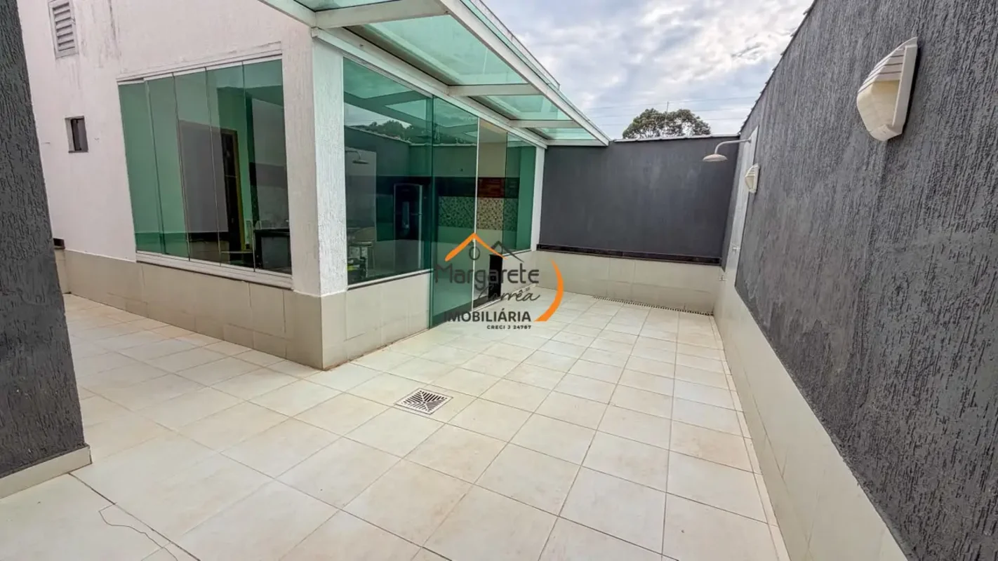 Imobiliária Margarete Corrêa vende casa nova e moderna com 3 suítes no Condomíni...