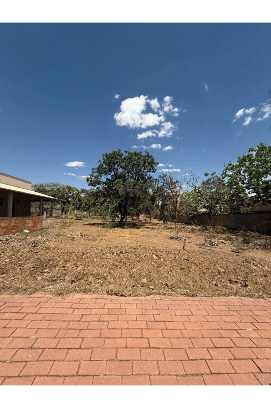 Amplo Lote de 1.350 m² no Condomínio Villa Verde Chácaras: O Espaço Perfeito par...