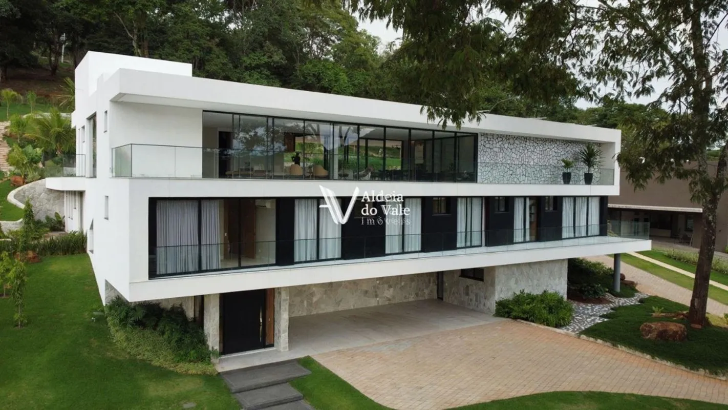 Implantada em um terreno de 3.431 m², a propriedade impressiona pela imponência,...
