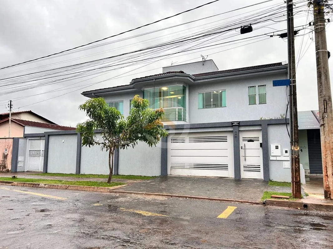 Esta casa de alto padrão com 6 quartos no Jardim Planalto , excelente para morar...
