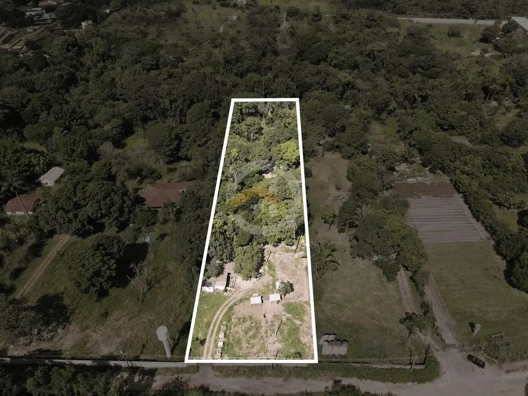 Chácara escriturada, com córrego, várias árvores frutíferas e próxima da cidade....