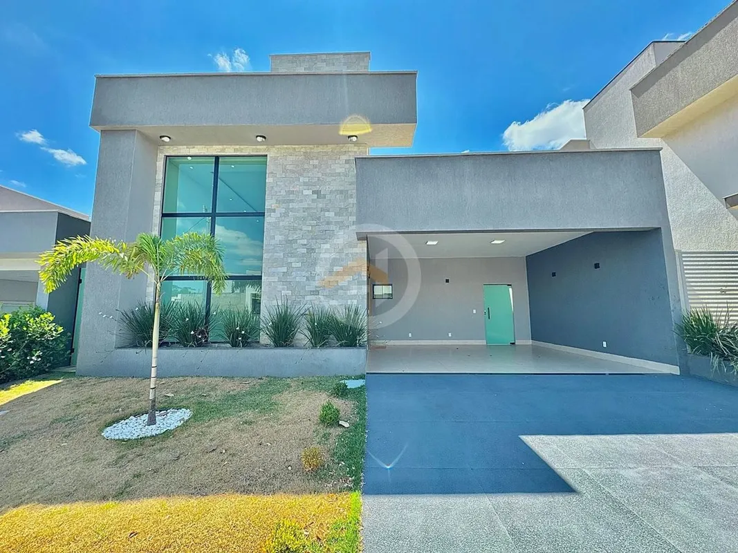 - 360 m² de área total- 196 m² de área construída- Completa em armários- 3 quart...