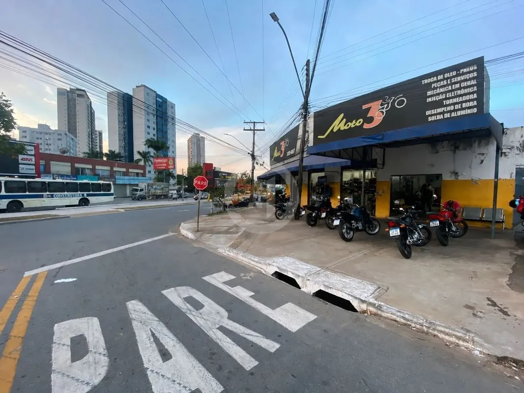 - 461 m² de área total- 333 m² de área construída- Imóvel comercial em esquina e...