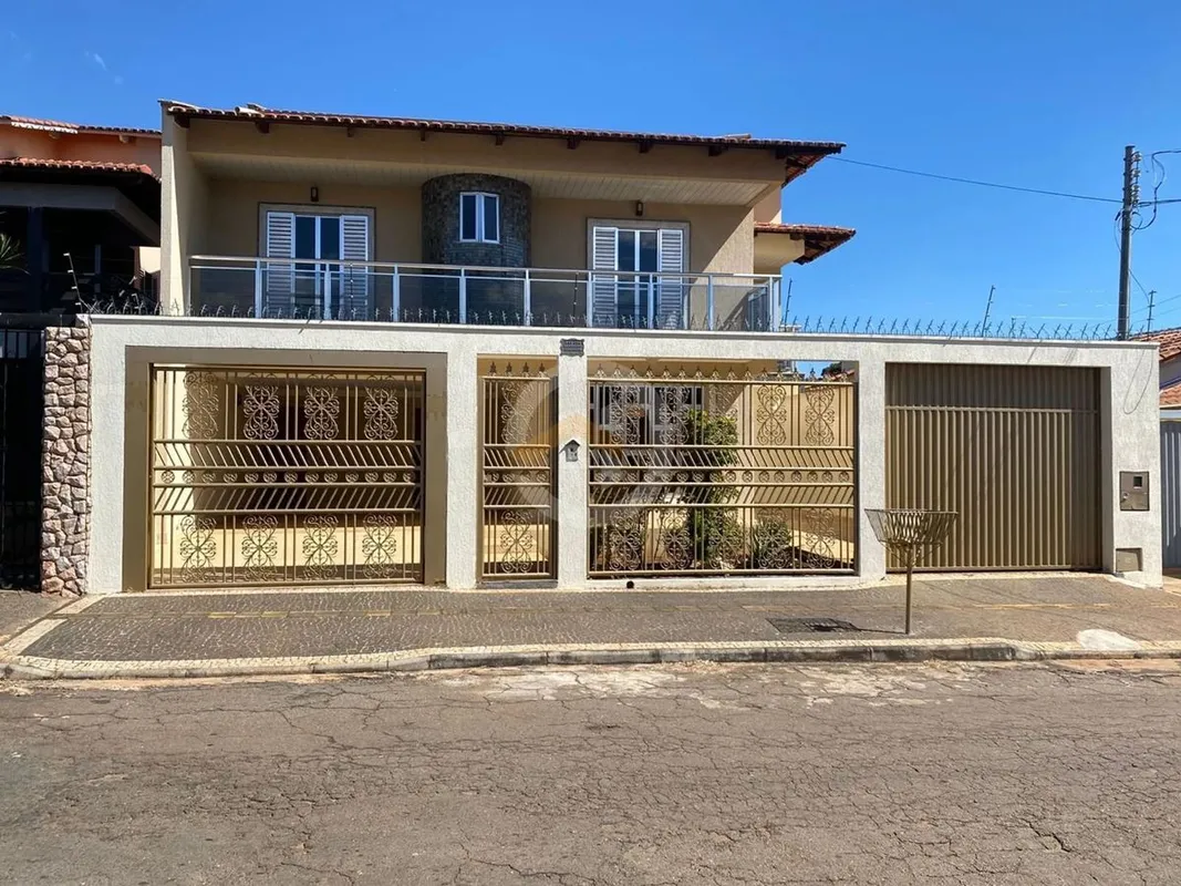 - 455 m² de área total / 339 m² de área construída- 4 quartos / 4 suítes- 6 vaga...