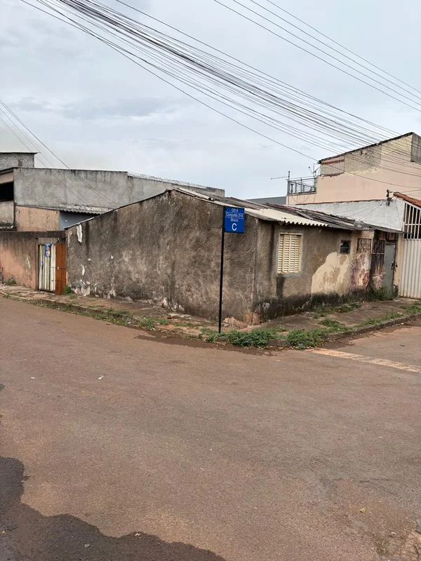 VENDE-SE CASA NO AREAL3 quartos, lote de esquinaÓtima localizaçãoPrecisa de refo...