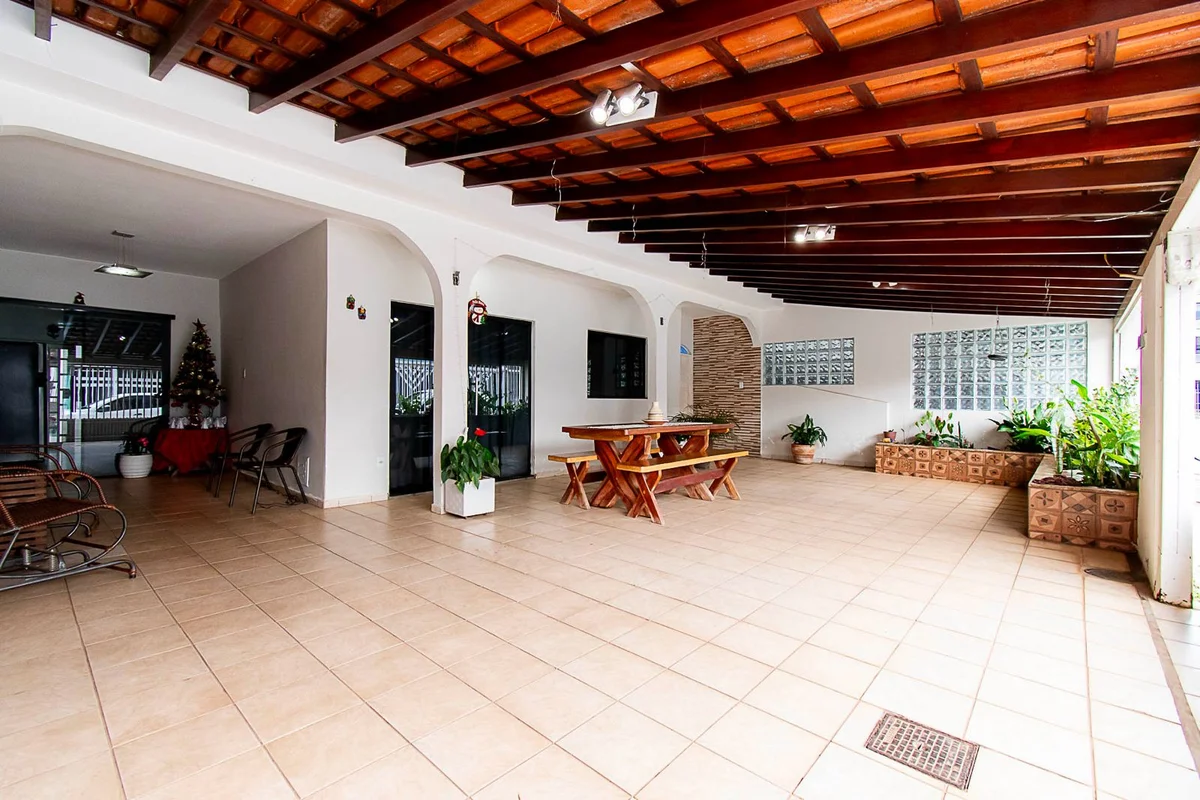 Raridade: Casa Ampla com excelente a´rea de circulção/lazer, varanda grande, sol...