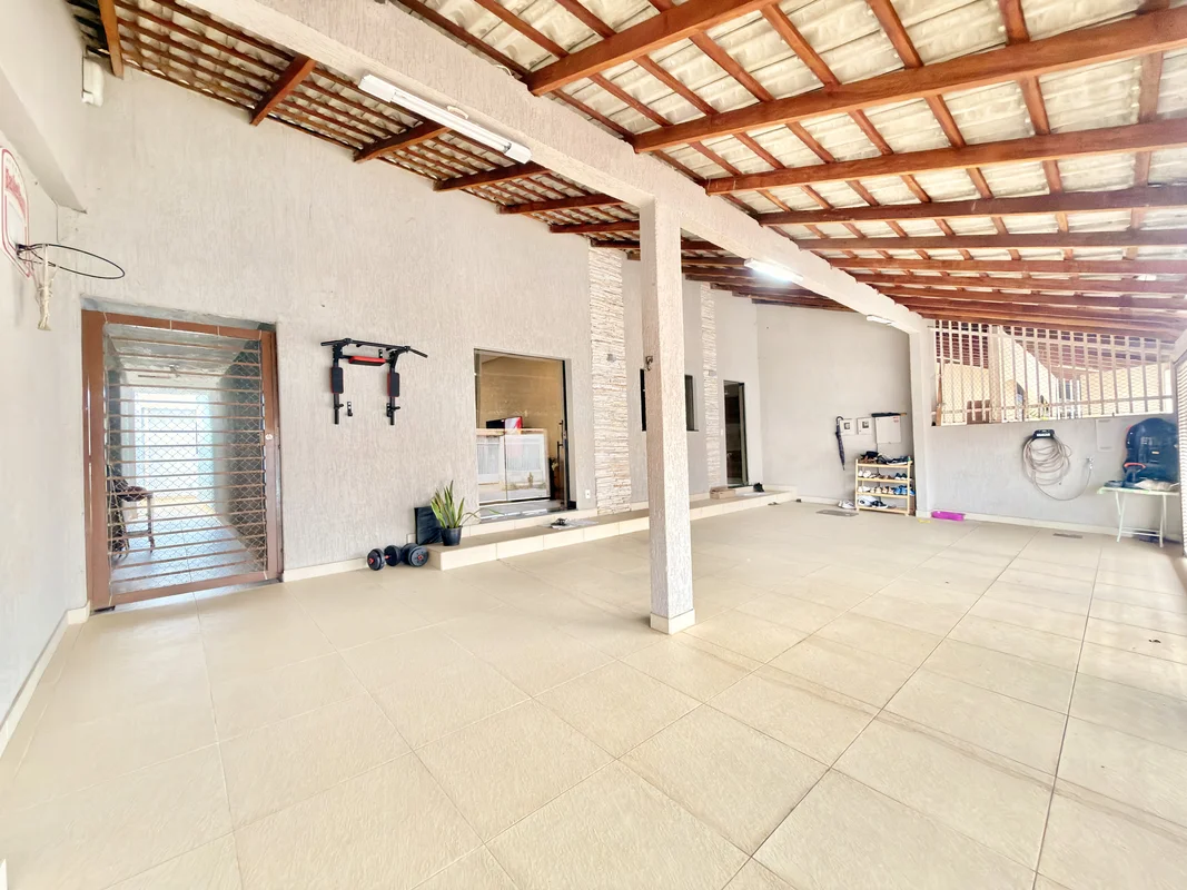 Casa Linda e reformada com 3qtos, sendo 1 suíte, rica em marcenaria, projeto de ...