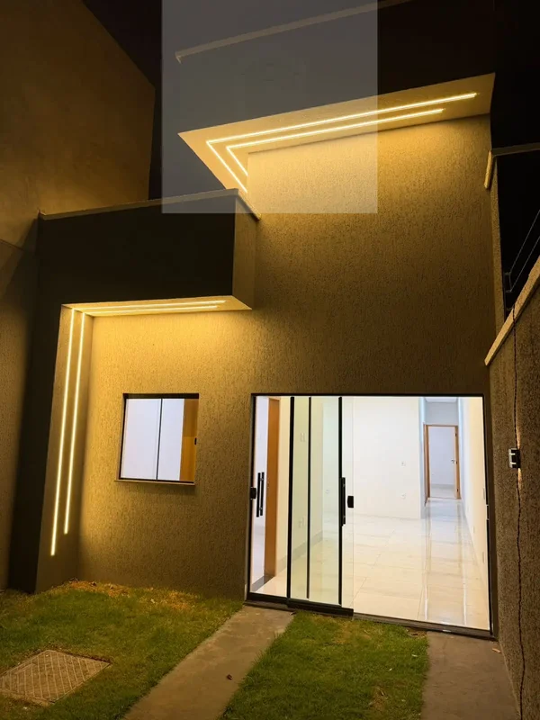 Casa em Frente à Praça no Setor Estrela Dalva — 3 Quartos (1 Suíte), Pé-Direito ...