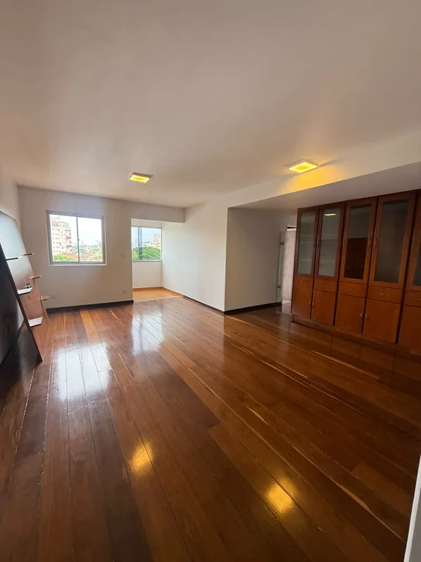 Se você procura um apartamento espaçoso no Jardim América, vale conhecer esta un...