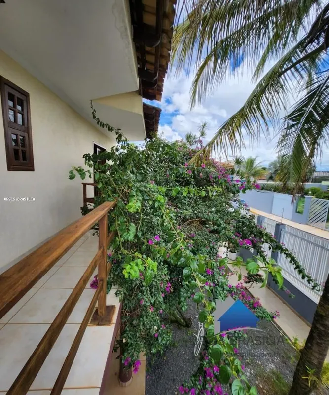 Descubra a elegância de viver em uma casa colonial de dois pavimentos, onde o ch...