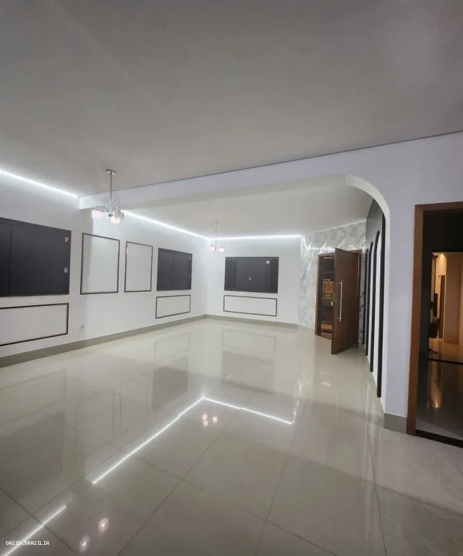 Descubra a oportunidade de estabelecer seu negócio em um espaço de 200 m² e 0u 4...
