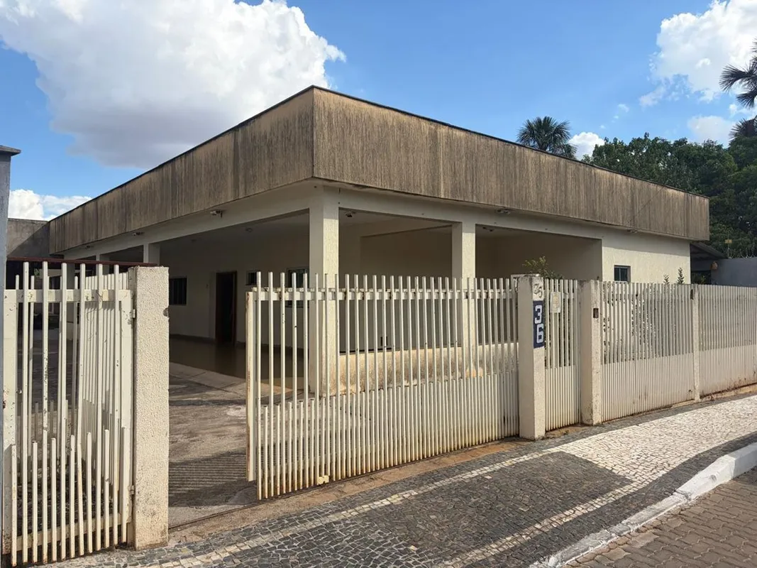Descubra esta espaçosa casa localizada no Setor Habitacional Vicente Pires - Tre...