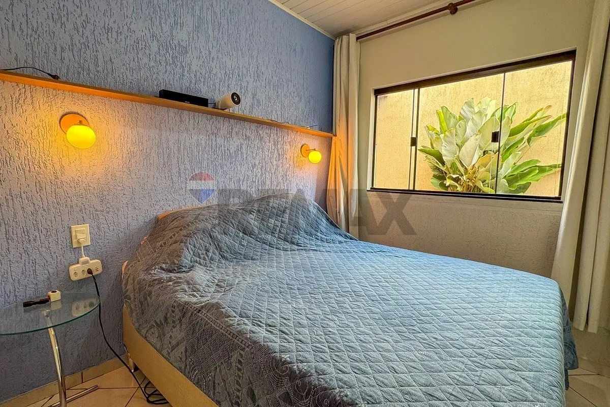 A casa é composta por: 2 quartos Sala de estar Cozinha Banheiro social Área de s...