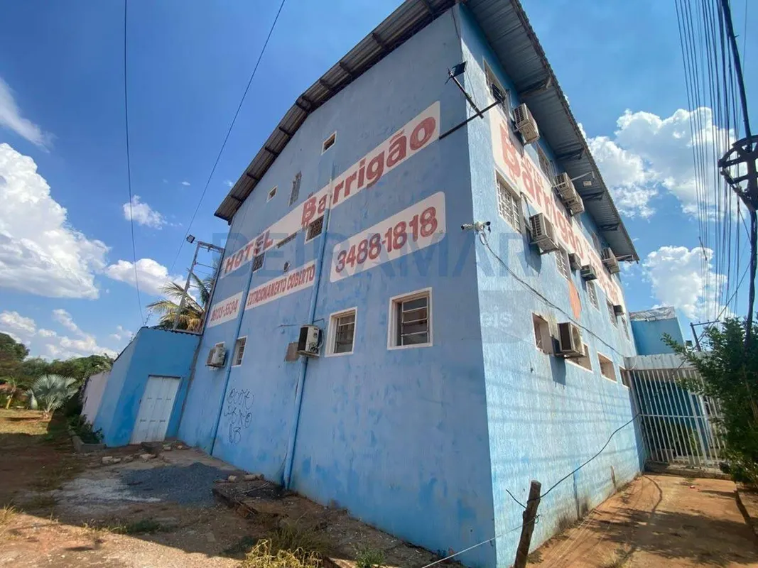 Excelente prédio com perfil residencial e comercial, localizado na primeira entr...